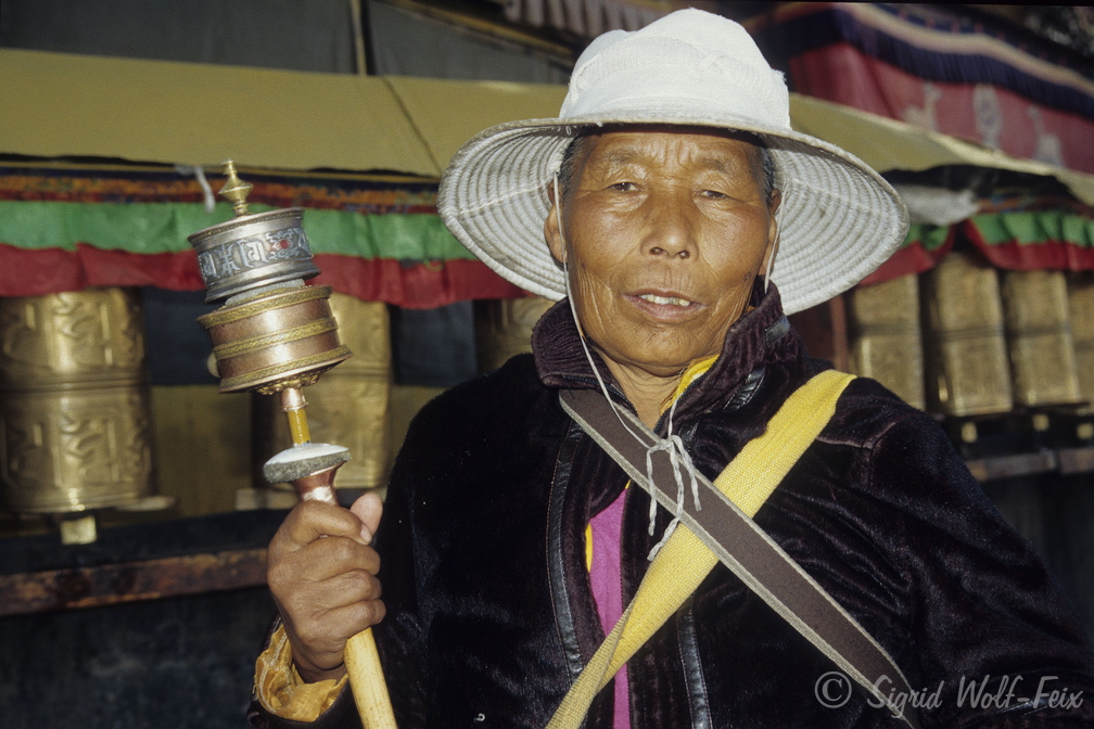 012 Tibeterin auf dem Kora.jpg