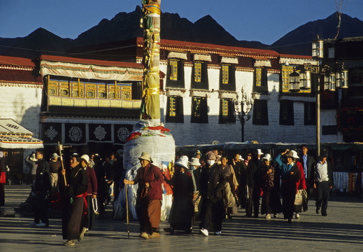 015 Pilger vor dem Jokhang Tempel, Lhasa