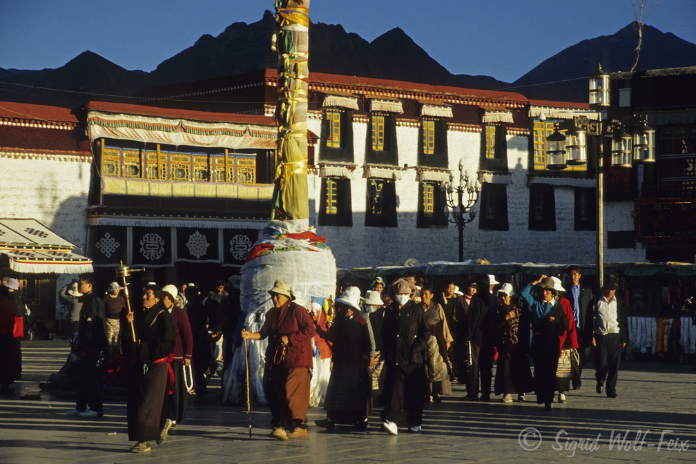 015 Pilger vor dem Jokhang Tempel, Lhasa.jpg