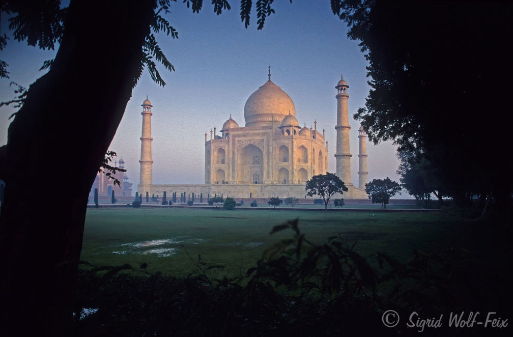 036 Taj Mahal.jpg