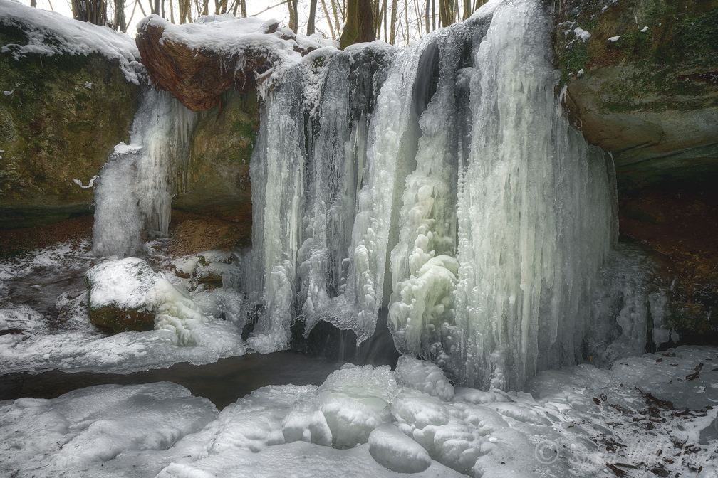 062 Pfersag Wasserfall im Winter.jpg