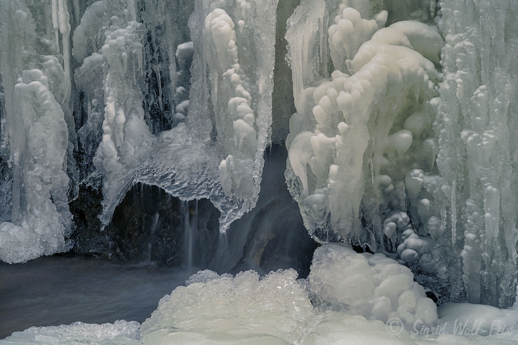 063 Pfersag Wasserfall im Winter.jpg
