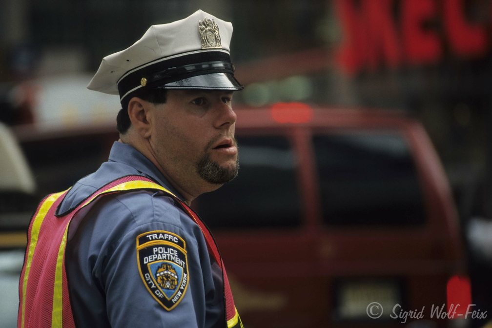 007 Polizist am Times Square.jpg