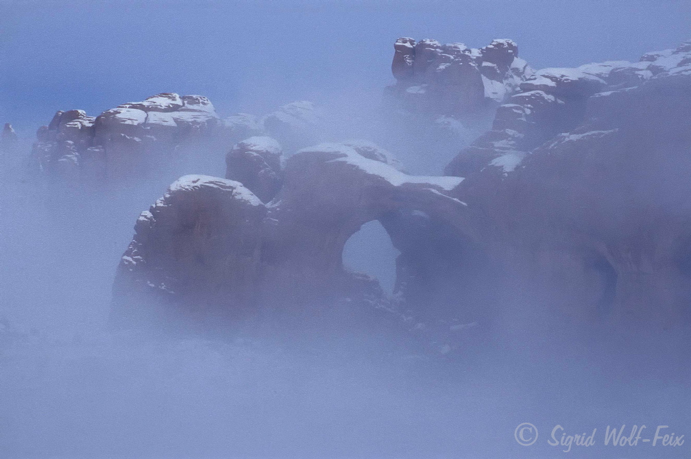 014 Double Arch im Nebel.jpg
