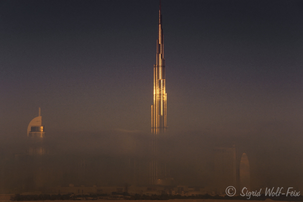 018 Burj Kalifa im Nebel.jpg