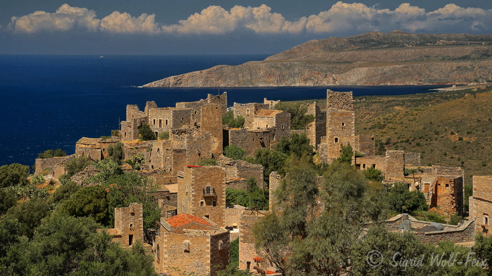 029 Peloponnes, Mani Halbinsel, Vathia.jpg